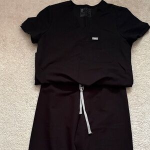 Figs OG Black Scrub Set with Gray Drawstring